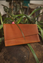 Cargar imagen en el visor de la galería, Clutch Modelo Julieta
